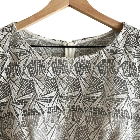 David Meister Lace Overlay Sheath Cocktail Dress in Metallic Silver Geo, Size 6 - Picture 4 of 14